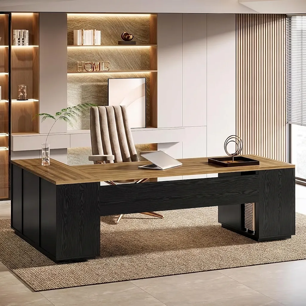 Privado ejecutivo con escritorio de madera y librero iluminado