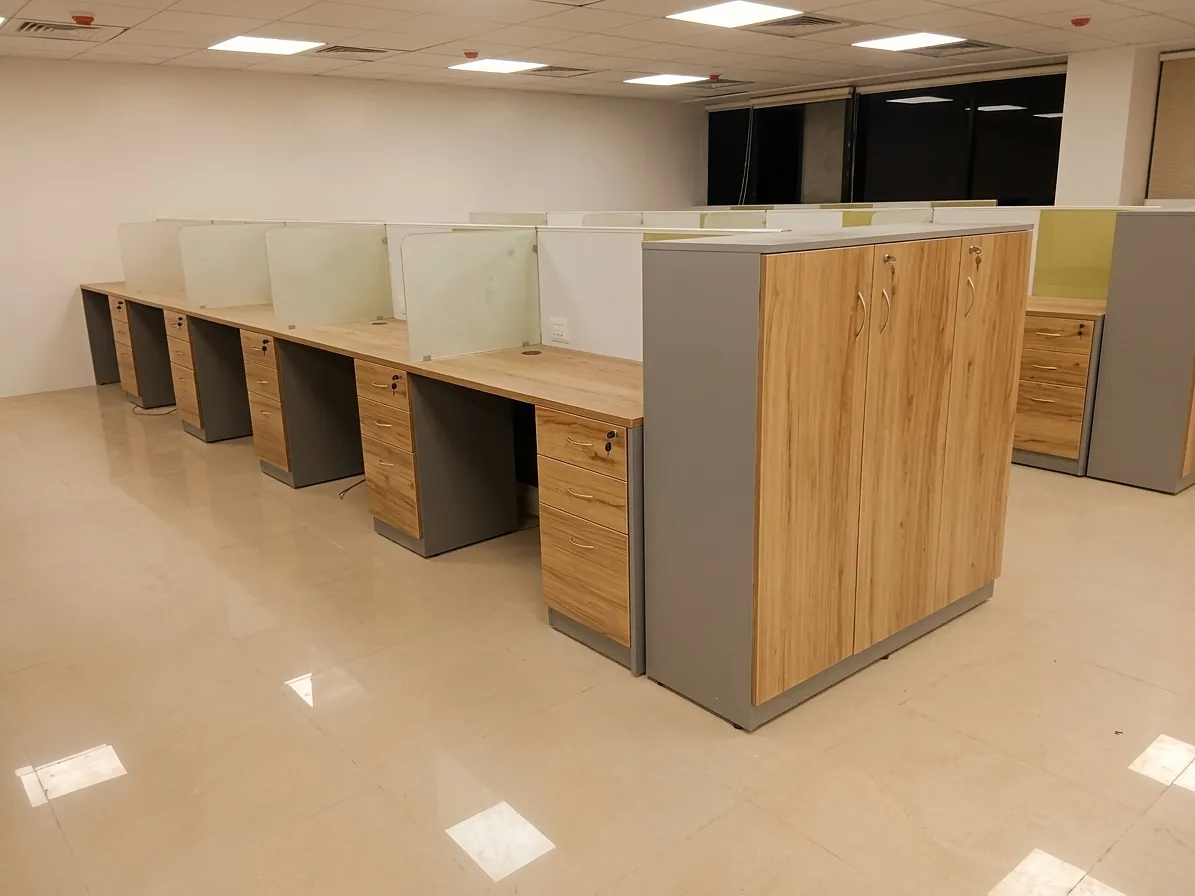 Estaciones de trabajo con mamparas de cristal y guardado de madera