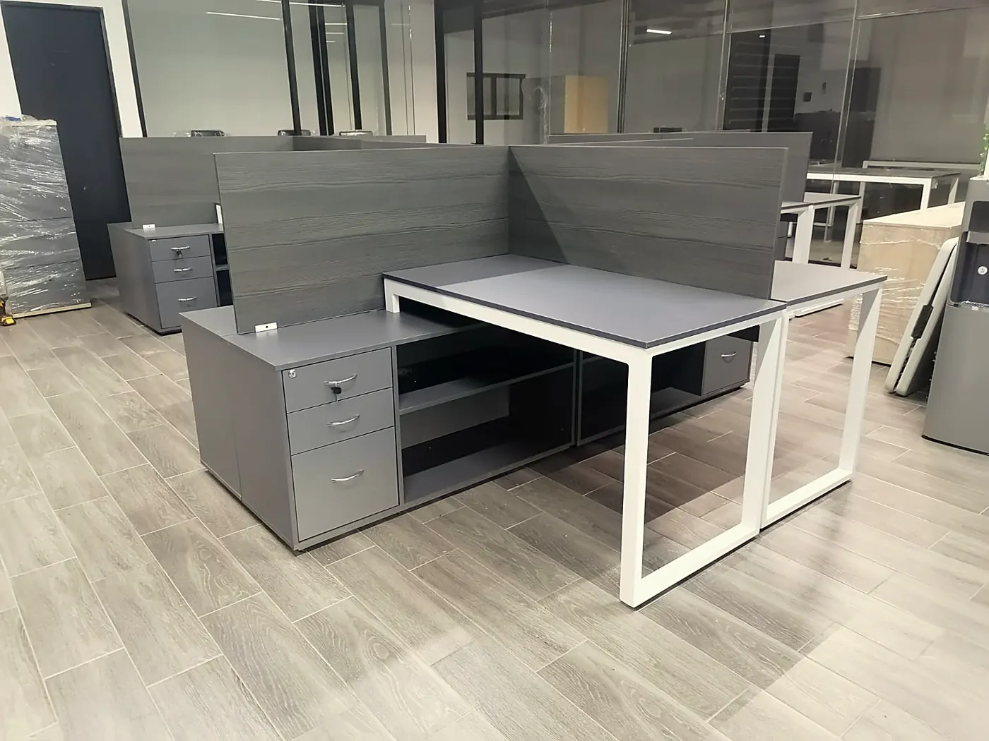 Escritorio con credenza baja y mampara recién fabricado en el taller de Grupo Jome