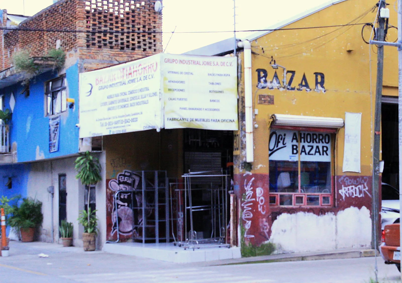 Fachada de la sucursal OFIAHORRO de Grupo Jome en Av. Enrique Díaz de León 1301, Guadalajara