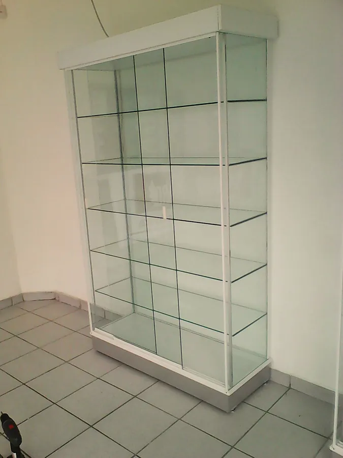 Vitrina vertical de cristal con entrepaños
