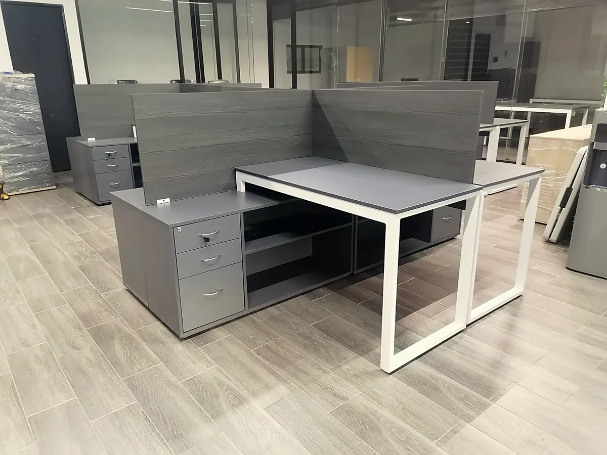 Escritorio gris con credenza baja, mampara y cajonera